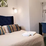 B&B 
