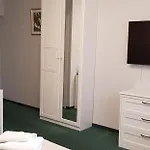 B&B 